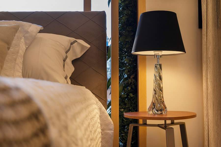 Abajures s&atilde;o artigos excelentes para o quarto, principalmente para os momentos de leitura ou descanso / Projeto da arquiteta Natalia Guesso e foto de Emerson Rodrigues