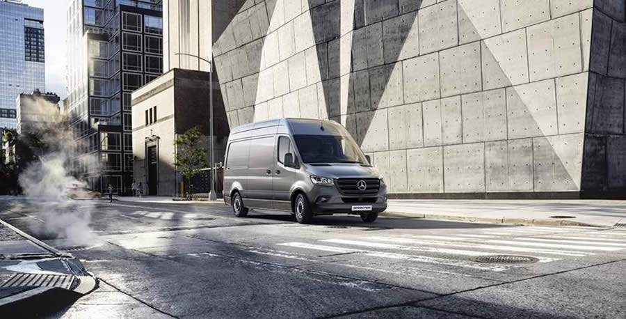 Mercedes-Benz entrega primeira Sprinter vendida por meio do showroom virtual da marca