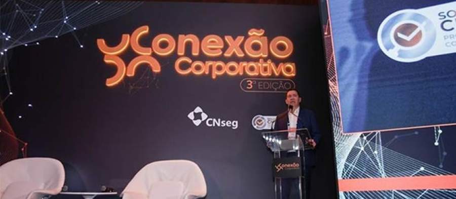 No púlpito, o presidente da CNseg, Dyogo Oliveira