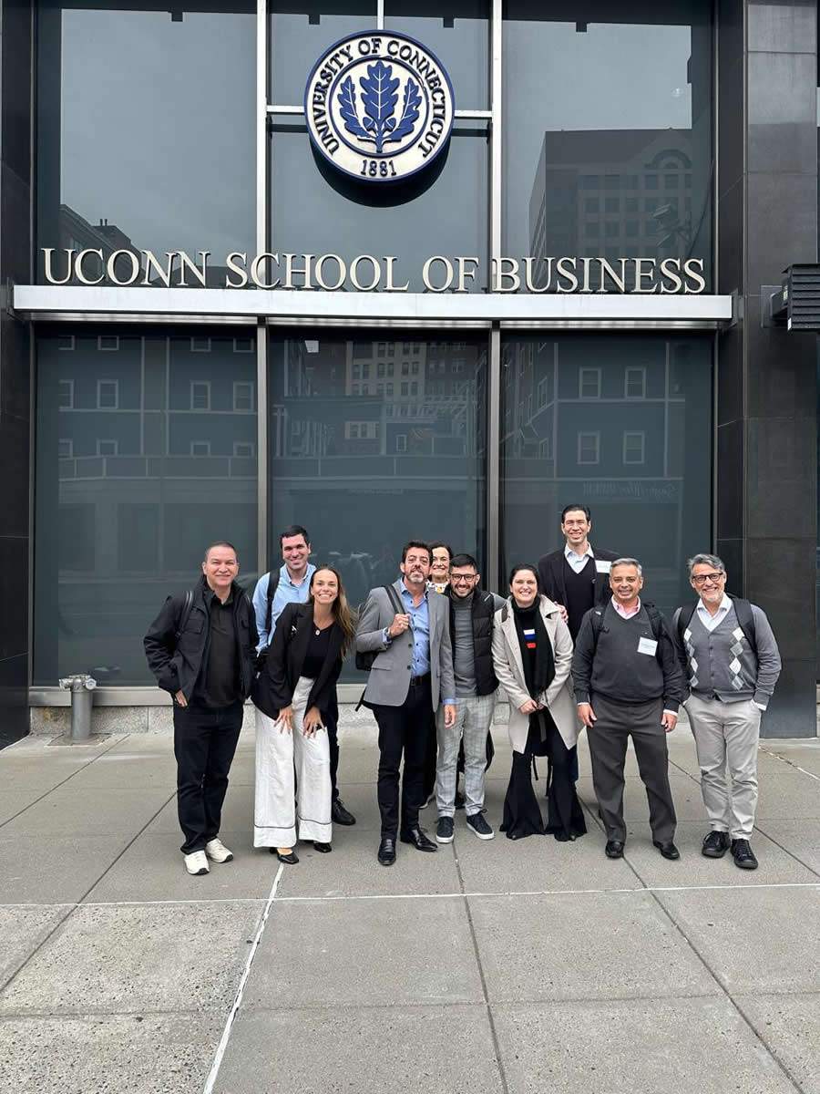 A delega&ccedil;&atilde;o em frente ao Graduate Business Learning Center (GBLC), da UConn, local onde participaram das aulas. - Cr&eacute;dito da Foto: ENS