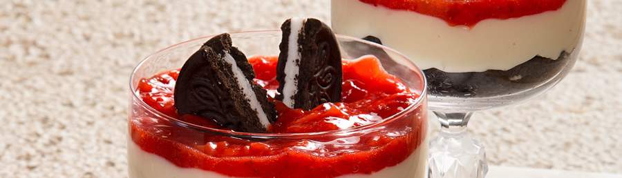 Taça de cheesecake com geleia de morangos