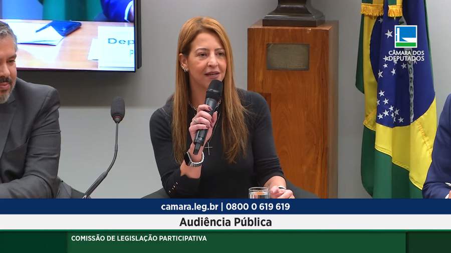 Ana Paula de Almeida durante audi&ecirc;ncia p&uacute;blica