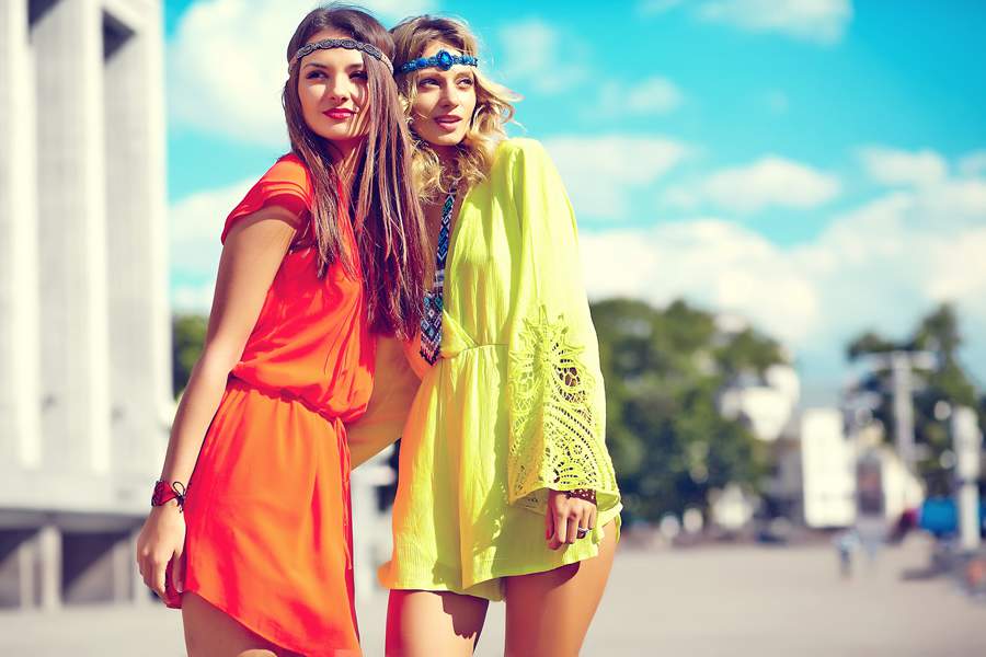 Cores vibrantes, fluidez e texturas estão entre as principais apostas para o verão 2025