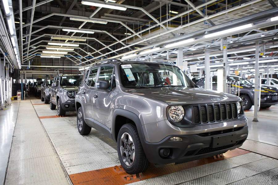 Polo Automotivo da Stellantis em Pernambuco chega &agrave; marca de 450 mil unidades produzidas do Jeep Renegade