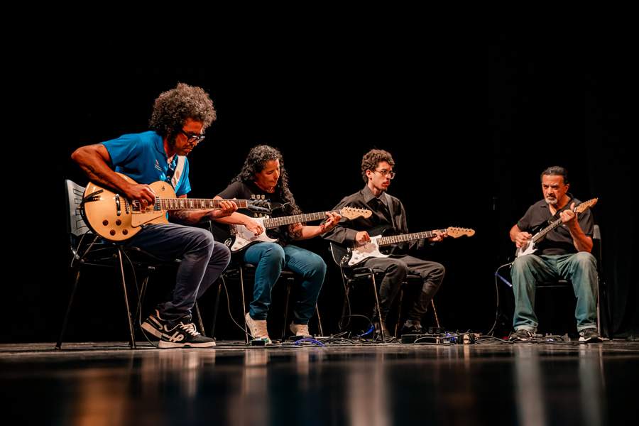 Turma das aulas de guitarra na F&aacute;brica de Cultura da Cidade Tiradentes, zona Leste de S&atilde;o Paulo. Cr&eacute;ditos: Hebert Borges