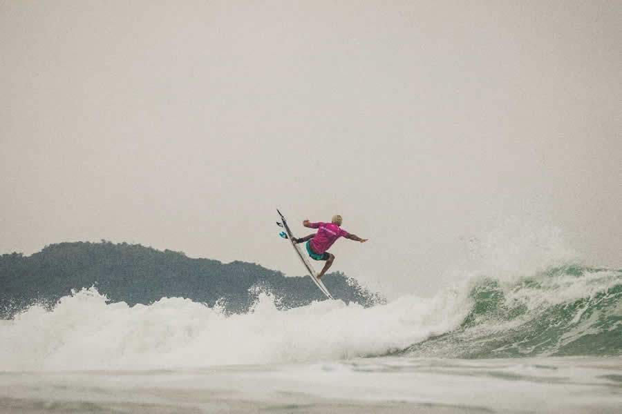 &Iacute;talo Ferreira, em setembro, durante o &ldquo;Onda do Bem&rdquo;, promovido pela WSL, em Ubatuba/SP (cr&eacute;dito Daniel Smorigo/WSL)
