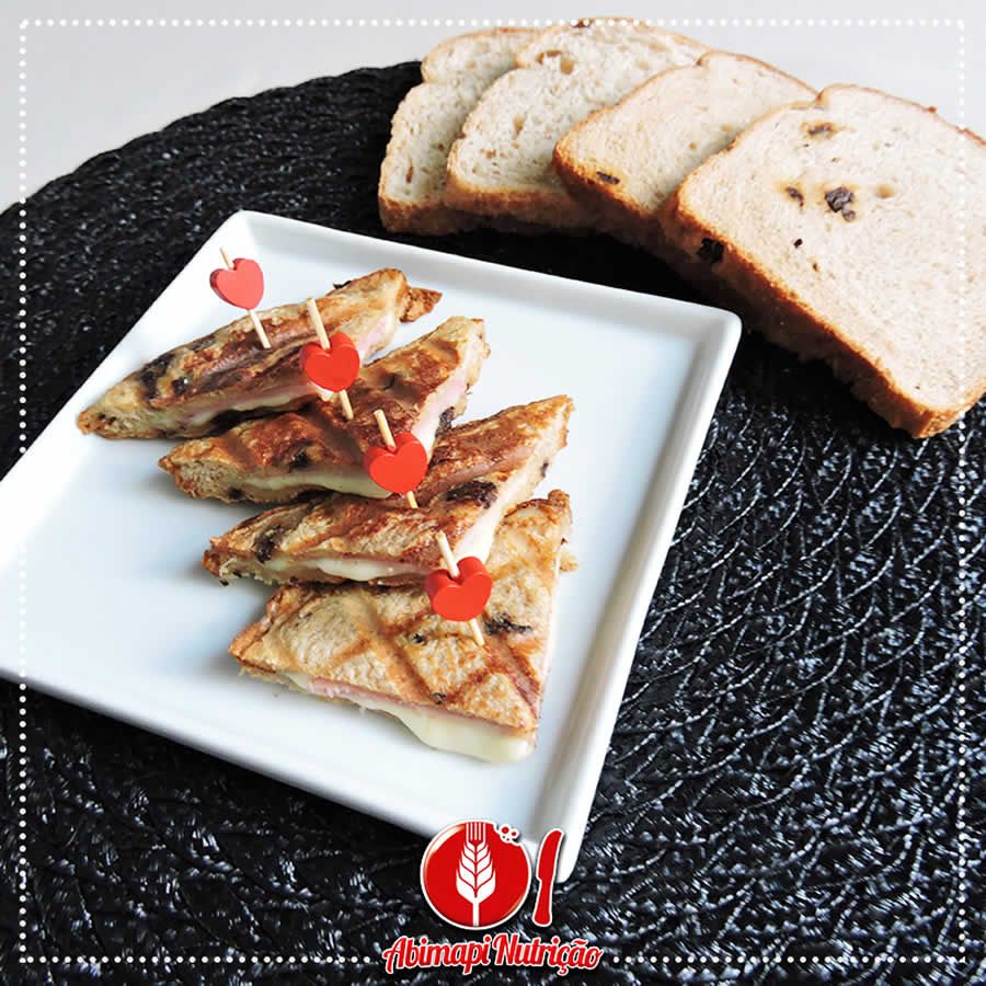Surpreenda-se com uma deliciosa rabanada recheada com presunto e queijo