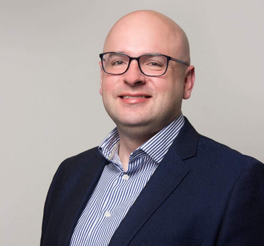 Elemar J&uacute;nior