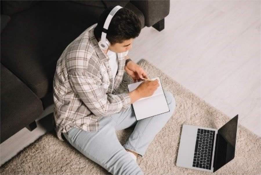 Como se concentrar - e não pirar - trabalhando em casa nesta quarentena utilizando headsets e fones de ouvido