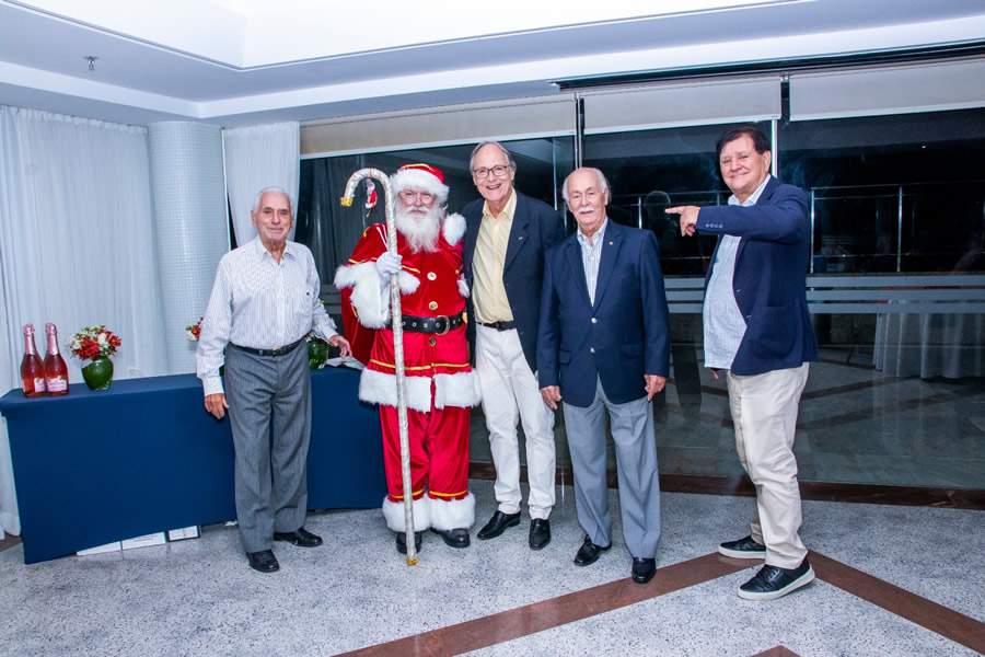 Da esquerda para direita: Nilo Moraes (decano do Clube da Bolinha); Papai Noel; Anselmo de Abrantes Fortuna (reitor do Clube da Bolinha); Jorge Carvalho e Gilberto Villela, diretores do Clube da Bolinha) &ndash; Foto Dalvino Santino