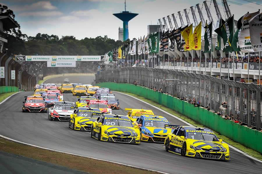 Largada em Interlagos: grid é supercompetitivo (Duda Bairros/Stock Car)