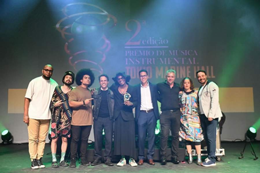 Vencedor Vin&iacute;cius Chagas e jurados do Pr&ecirc;mio de M&uacute;sica Instrumental Tokio Marine Hall