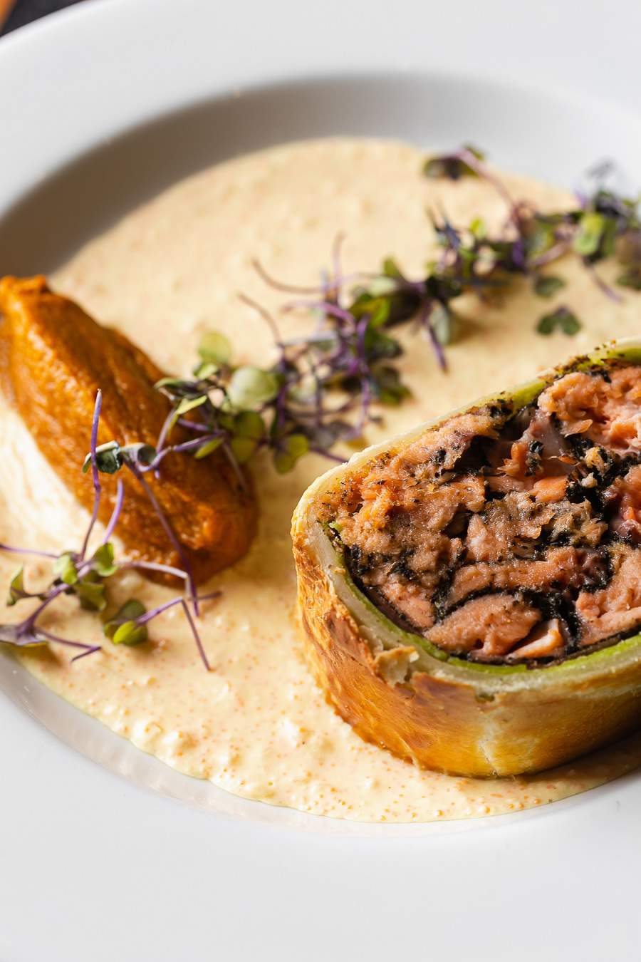 Salmão Wellington: clássico da gastronomia britânica ganha releitura em Curitiba