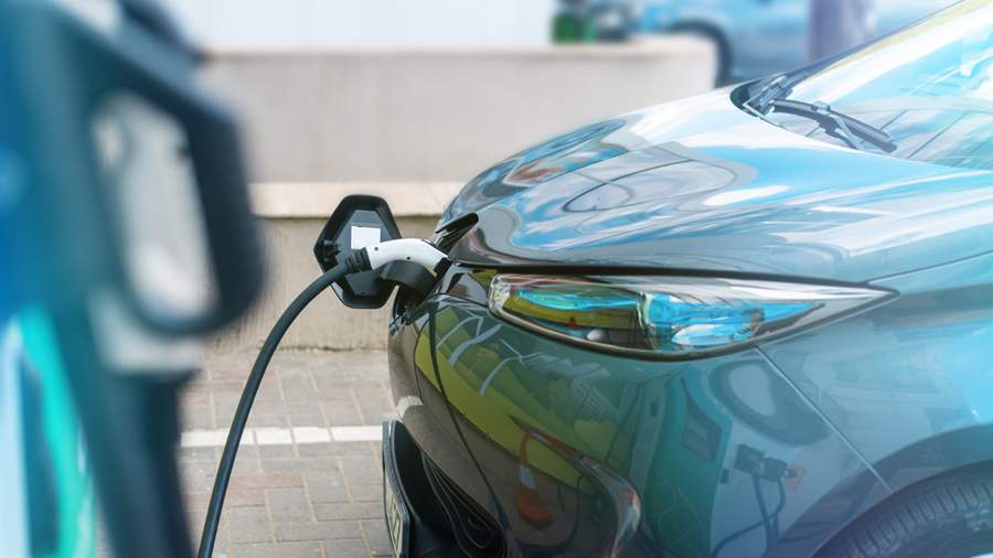 Benef&iacute;cios ambientais e financeiros: carros el&eacute;tricos batem recorde em 2022