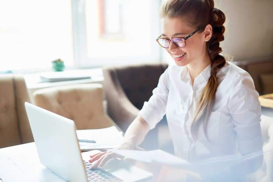 Cursos EAD: em 10 anos, matr&iacute;culas para gradua&ccedil;&atilde;o a dist&acirc;ncia aumentaram 378,9%