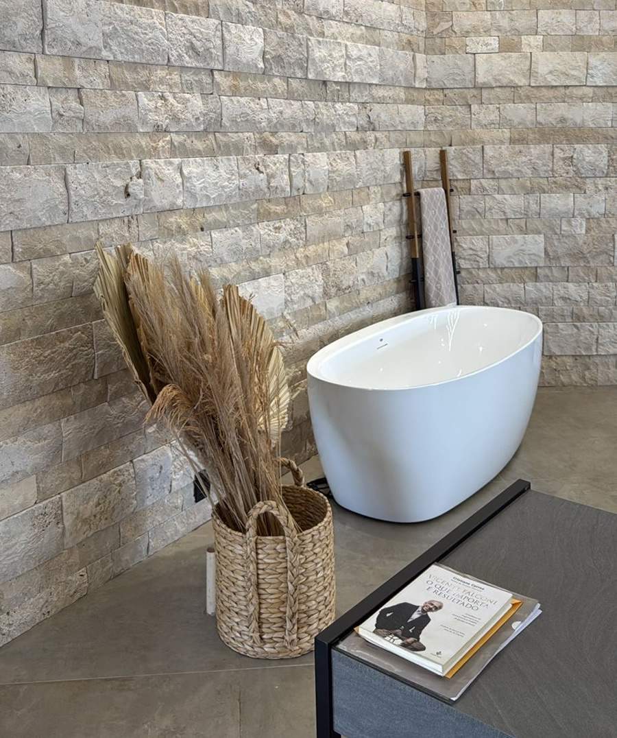 Apesar do retorno das cores, o uso dos tons neutros segue forte, especialmente em lavabos e banheiros - Loja Essence