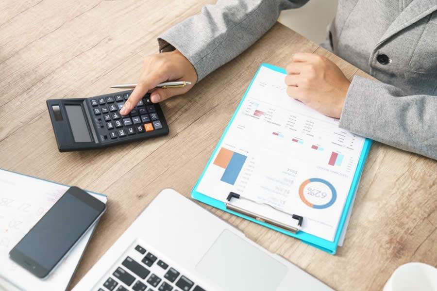 Um fantasma chamado tributo