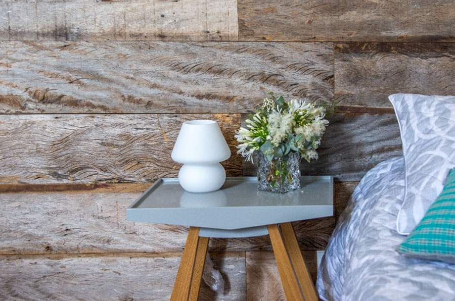  O uso da madeira de demolição tem um apelo criativo e repleto de significados. Neste quarto projetado pela arquiteta Danyela Corrêa, a moradora buscava algo charmoso e marcante. Assim, ela acrescentou expressividade, entregando um espaço intimista, assim como desejado | Foto: Júlia Herman