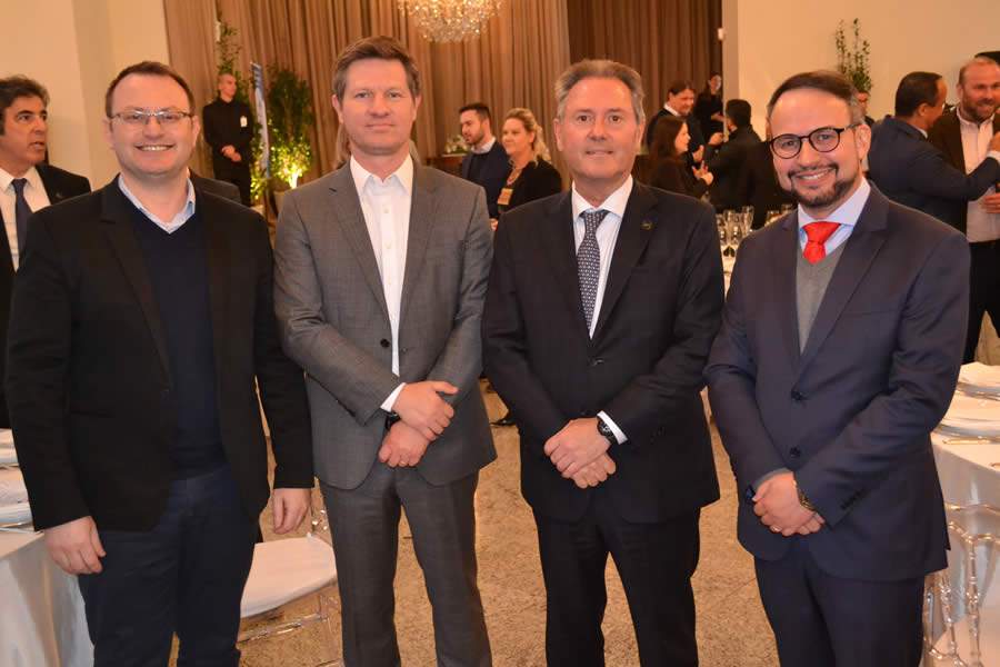 Da direita para esquerda, o anfitri&atilde;o Altevir Prado, o presidente do Tribunal de Justi&ccedil;a do Paran&aacute;, Luiz Fernando Keppen, o secret&aacute;rio de Justi&ccedil;a Santin Roveda e o pres. do Sindseg SC Jo&atilde;o Amato
