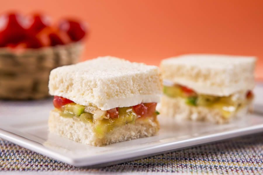Legenda da Foto: Lanchinho de Abobrinha e Queijo Branco