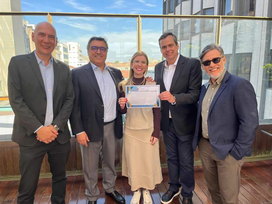 Letícia exibe o diploma do curso ao lado dos palestrantes convidados e organizadores da imersão, no rooftop da MDS, no Porto, em Portugal - Foto: Divulgação/ENS