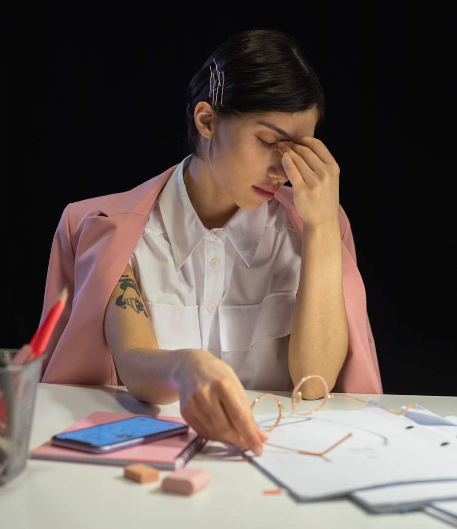 Al&eacute;m do excesso de trabalho, fatores como microgerenciamento e falta de feedback impactam o bem-estar dos profissionais - Foto de Cottonbro / Pexels