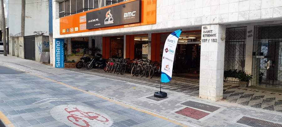 Em Curitiba, Seguros SURA oferece aos ciclistas espa&ccedil;o dedicado