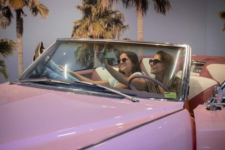 Uma das atra&ccedil;&otilde;es do Pink Palace: "pilotar um Cadillac cor de rosa"