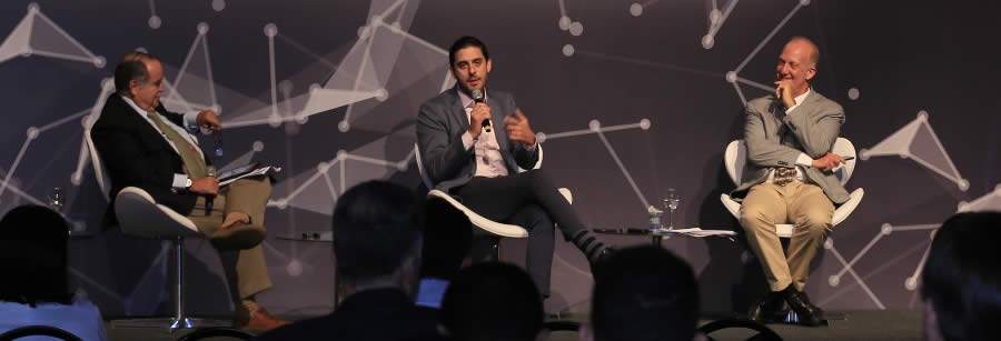 Da esquerda para a direita: o decano do centro de Ci&ecirc;ncias Sociais do Departamento de Economia da PUC-Rio, Luiz Roberto Cunha; o presidente da Comiss&atilde;o de intelig&ecirc;ncia de Mercado da CNseg, Alex Korner; e o economista da FGV, Marcelo Neri