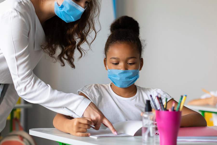  Muitos pais ainda est&atilde;o com receio de mandar os filhos de volta &agrave;s aulas presenciais (Freepik)