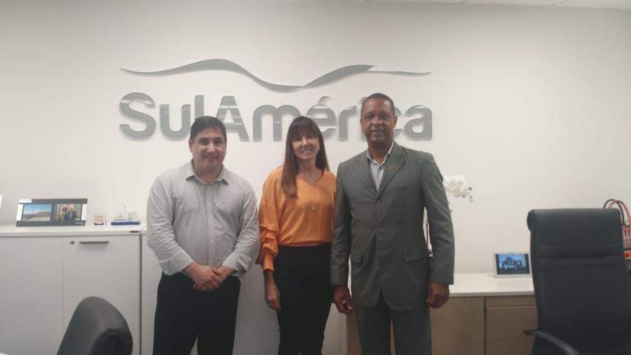 Da esquerda para a direita: o representante da SulAmérica junto à Comissão Fiscal do Clube, Lauro Barros, a diretora regional das sucursais RJ e ES da SulAmérica, Solange Zaquem, e o presidente do CVG-RJ, Carlos Ivo Gonçalves