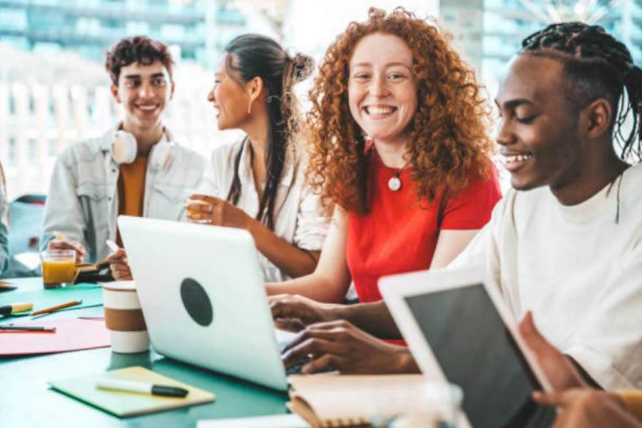  A transição entre a escola e o mundo do trabalho é uma das fases mais desafiadoras da vida - Envato