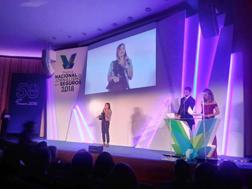 Laís Muniz recebe Prêmio Nacional de Jornalismo em Seguros da Fenacor