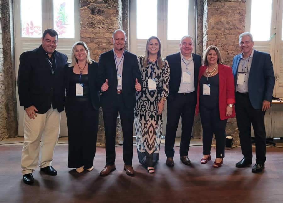 Da esquerda para a direita: Marco Aur&eacute;lio Marques e Dayse Magesti, diretores do CCS-RJ, F&aacute;bio Maia, diretor comercial da&nbsp;ASSIM Sa&uacute;de, Fl&aacute;via Ferreira, gerente comercial da ASSIM Sa&uacute;de, Alexandre Olivieri, diretor p&oacute;s-venda da ASSIM Sa&uacute;de,&nbsp;F&aacute;tima Monteiro, presidente do CCS-RJ e Cesar Miranda, diretor financeiro da ASSIM Sa&uacute;de. Foto: Divulga&ccedil;&atilde;o