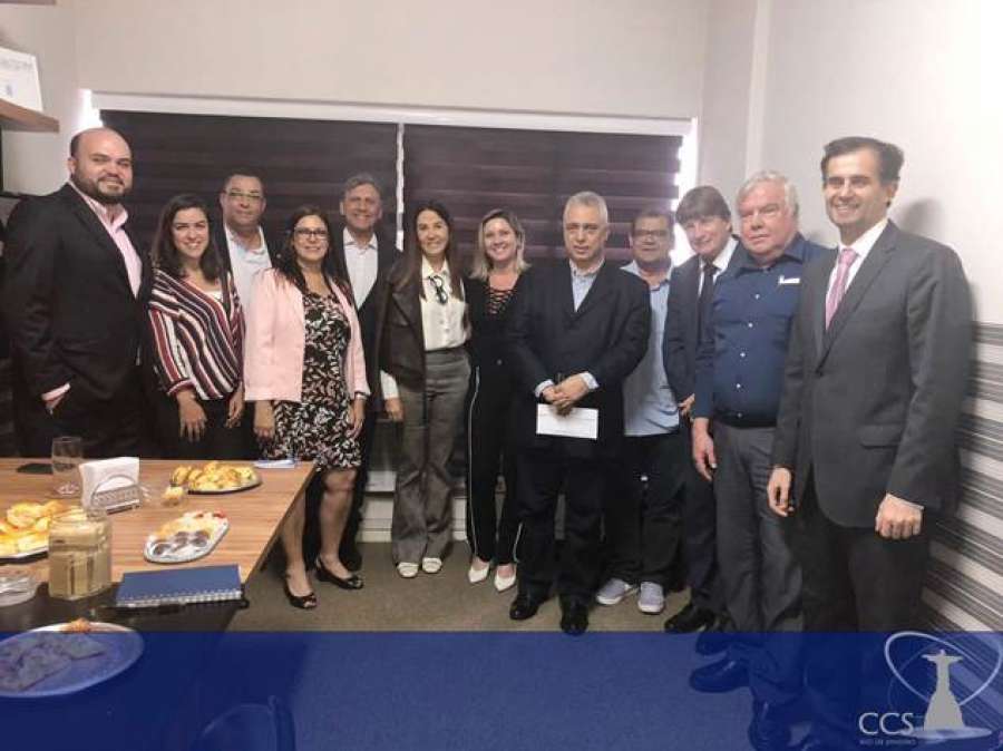 Diretoria e associados do CCS-RJ recebem Solange Zaquem