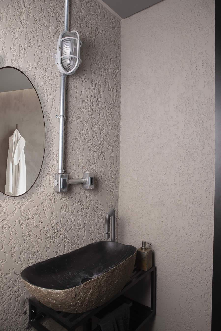 Instalação elétrica aparente em banheiros é fácil e contemporânea