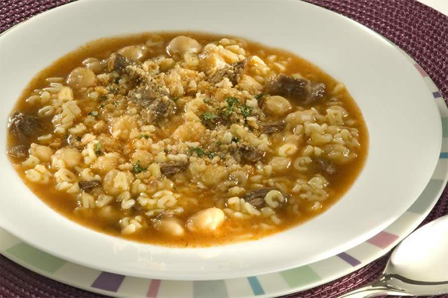 Sopa de Grão-de-Bico com Carne e Farofa de Biscoito - Divulgação Piraquê