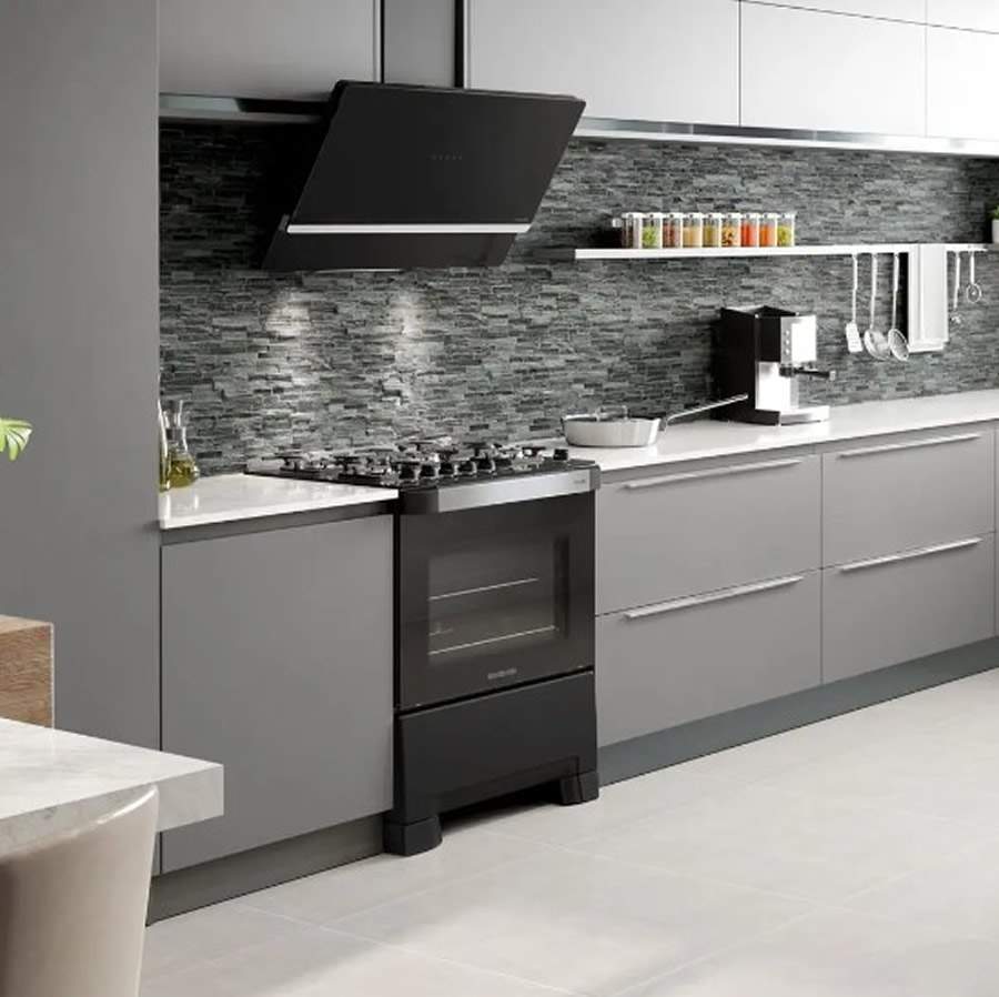 Modelo tradicionalmente conhecido nos lares brasileiros, o fog&atilde;o de piso traz praticidade e um &oacute;timo custo-benef&iacute;cio ao contemplar fog&atilde;o e forno em um &uacute;nico eletrodom&eacute;stico | Foto: Divulga&ccedil;&atilde;o Mueller