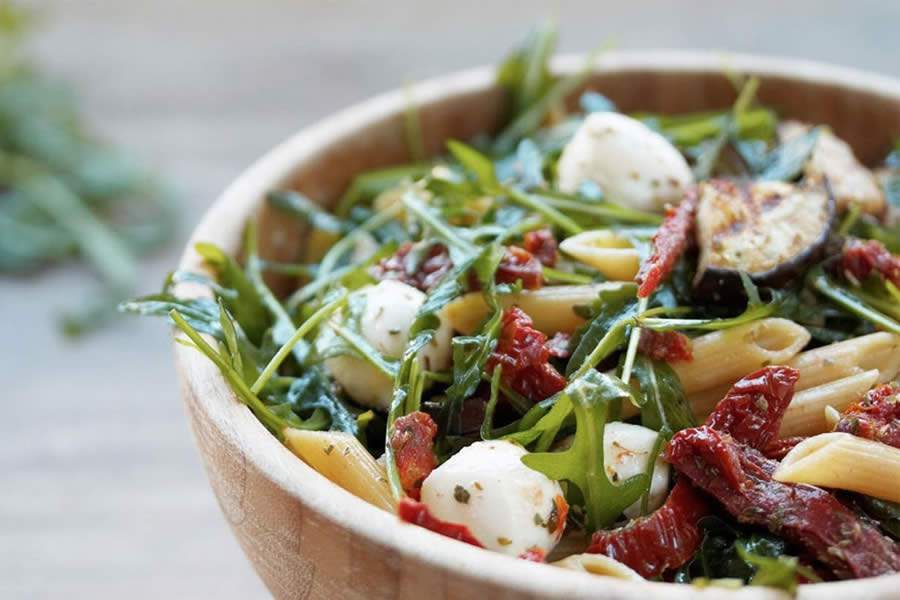 Salada de macarrão do mediterrâneo