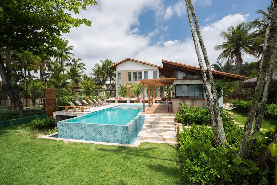 Nesse projeto de paisagismo de Cezar Scarpato, a grama Esmeralda foi a escolhida, unindo-se com espécies nativas | Foto: Bicubico