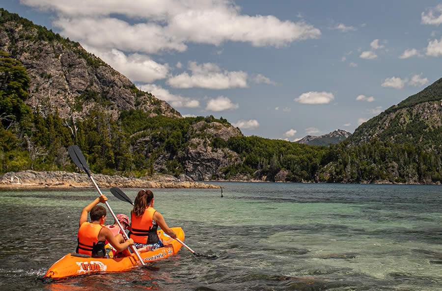 Turismo de aventura e belas paisagens atraem turistas ao verão de Bariloche