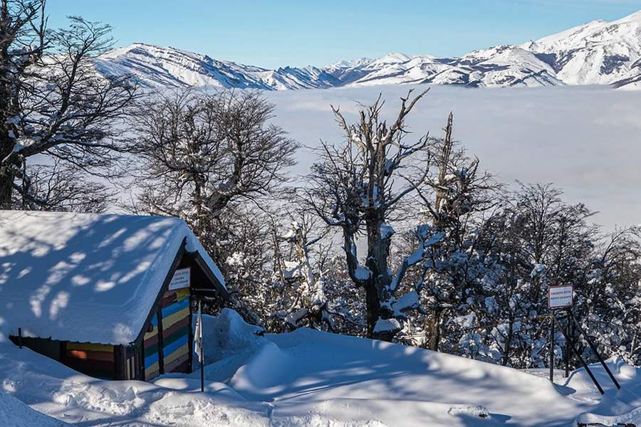Em Bariloche, é comum a incidência de neve durante a temporada de inverno, o que torna o destino requisitado por diversos turistas. Foto: Emprotur