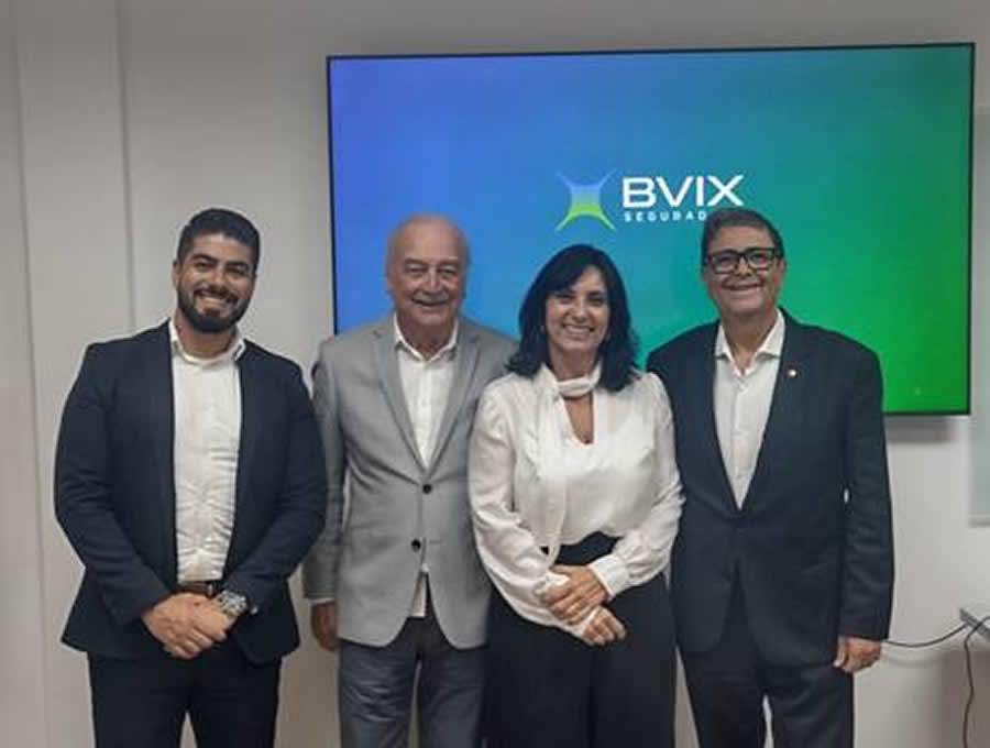 Da esquerda para a direita: Elvis Ferreira, executivo de Contas da BVIX Seguradora; Enio Miraglia, diretor Social do CVG-RJ; Val&eacute;ria Nogueira, gerente Comercial da BVIX Seguradora e Edson Calheiros, presidente do CVG-RJ. Foto: Divulga&ccedil;&atilde;o