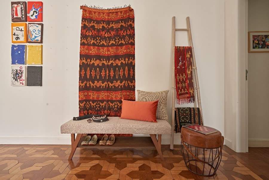 Compondo o cantinho relaxante que foi montado no hall de entrada, o Ikat, original da Indon&eacute;sia, traz a personalidade dos moradores para o lar. | Foto: Richard Cheles