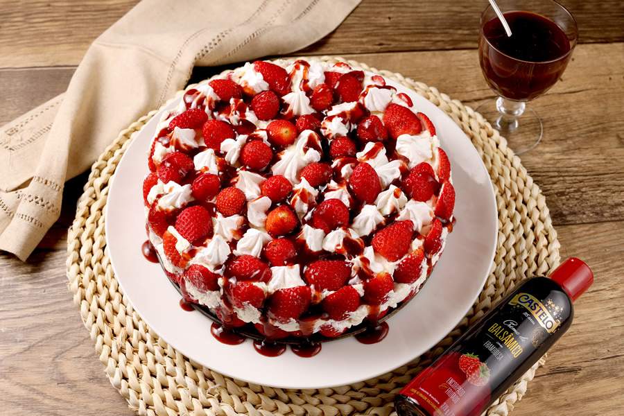 Torta de Suspiros e Morangos