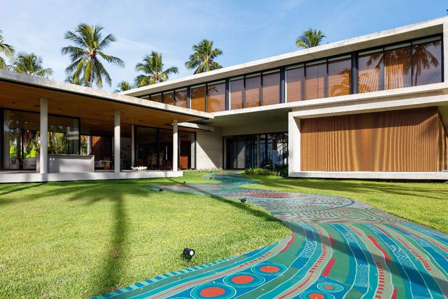 Casa integrada com a natureza tem 800 m² de telhados verdes que captam água da chuva