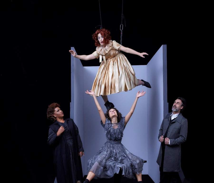 Apresentado pela BB Seguros, espet&aacute;culo Kafka e a Boneca Viajante estreia temporada 2024 no Rio de Janeiro