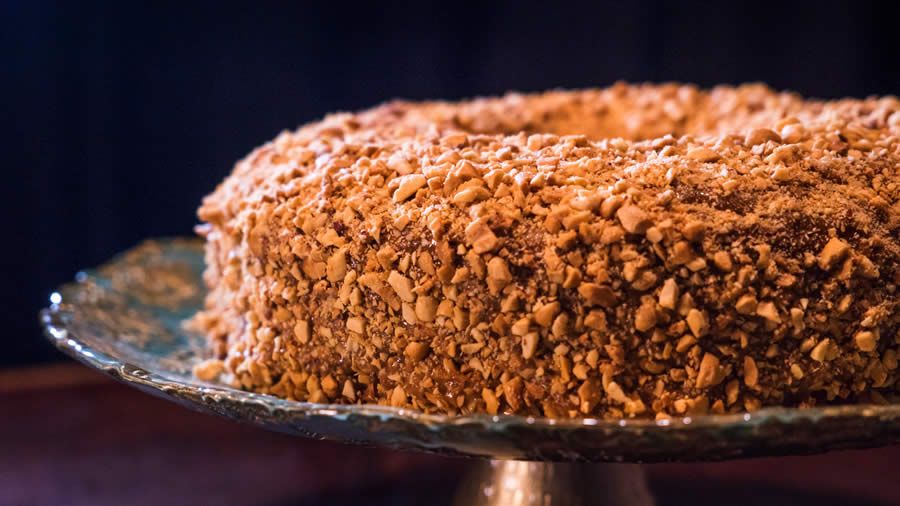 Festa junina criativa: chef Junior Durski ensina como fazer um saboroso bolo de amendoim