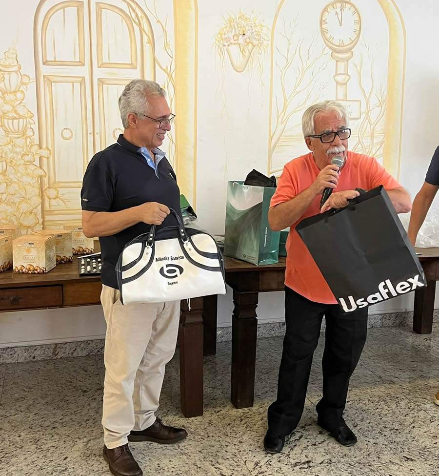 Roberto Cabral, diretor da AECOR-RJ, recebe uma bolsa da extinta Atl&acirc;ntica Boavista, guardada por Cid Omar Cruz Filho, um dos fundadores da entidade, por 40 anos &ndash; Foto: Divulga&ccedil;&atilde;o