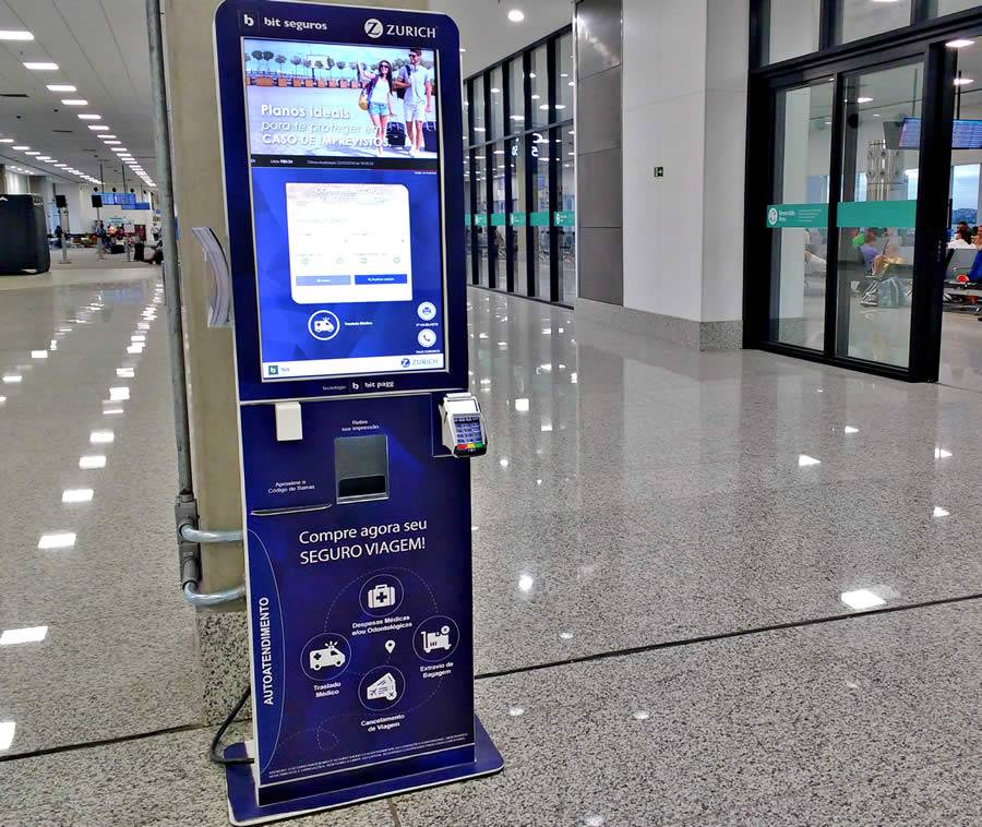 Legenda da Imagem: Totem no Aeroporto RIOgale&atilde;o 